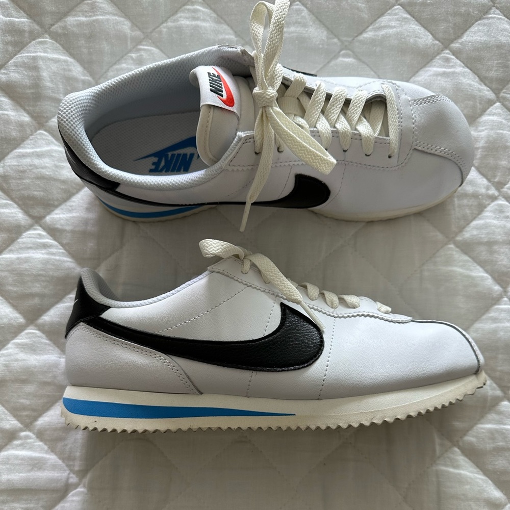Nearly new Women’s Nike tennis shoes.